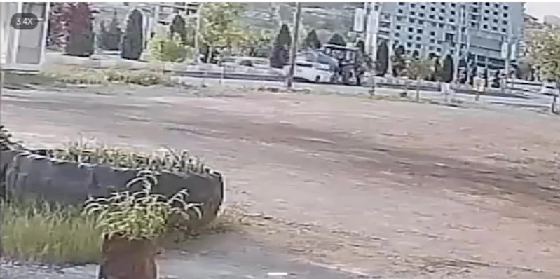 Otomobilin su tankerinin altına girdiği anlar güvenlik kamerasına yansıdı
