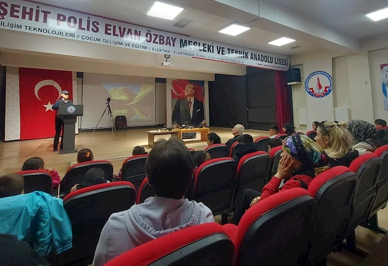 Altıntaş’ta ilk ve ortaokul öğrencilerine temel fotoğrafçılık eğitimi
