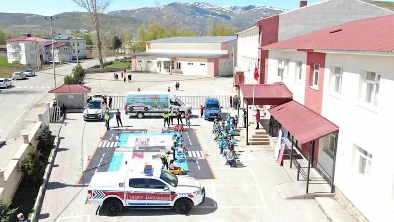 Jandarma ekipleri trafik kurallarını eğlenceye dönüştürerek anlattı
