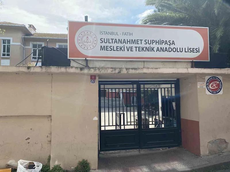Fatih’te depremde hasar alan 2 okul tahliye edildi: Boşaltılan okullar havadan görüntülendi
