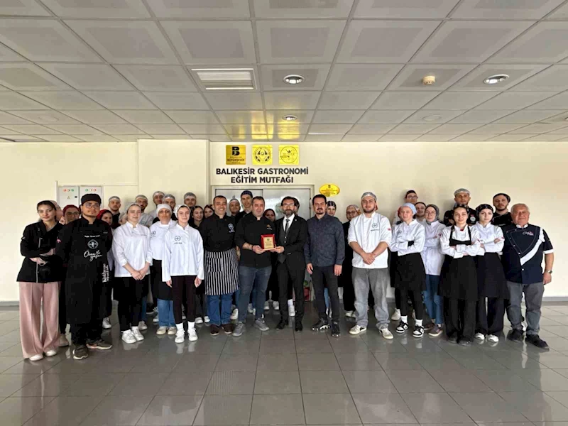 Sokak lezzetlerinden kokorecin sırlarını anlattı
