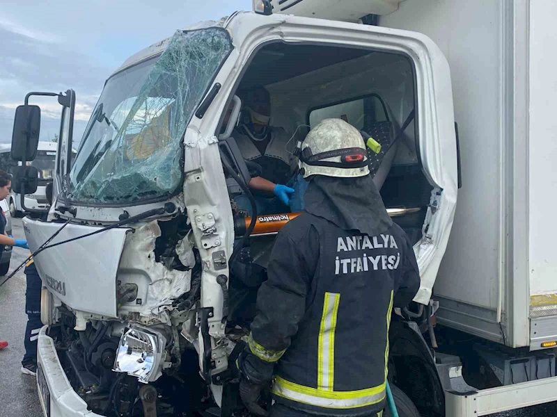 Antalya’da 3 aracın karıştığı zincirleme kazada 1 kişi yaralandı
