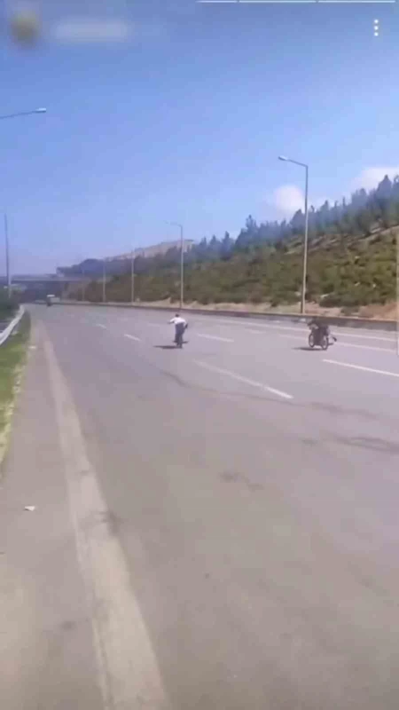 Otobanda motorun üzerine uzanarak ölüme yarış pahalıya patladı
