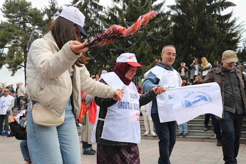Bolu’da 1 Mayıs halaylar çekilerek kutlandı
