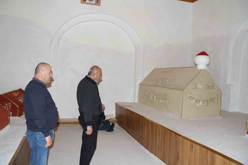 Batı Karadeniz’in fatihi Emir Karatekin Bey’in kabri asırlardır ziyaretçilerini ağırlıyor
