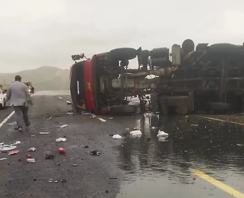 Van-Hakkari karayolunda tır devrildi: 2 yaralı
