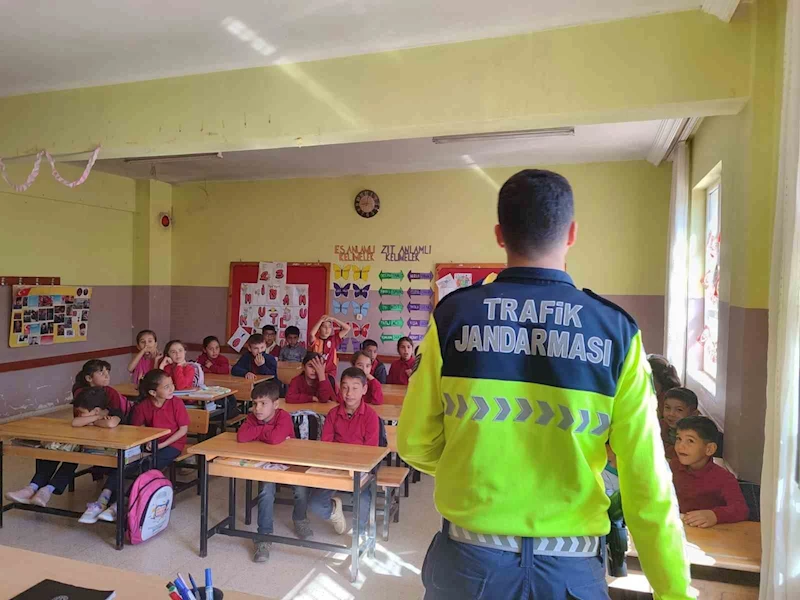 Jandarma ekiplerinden 125 öğrenciye güvenli trafik eğitimi
