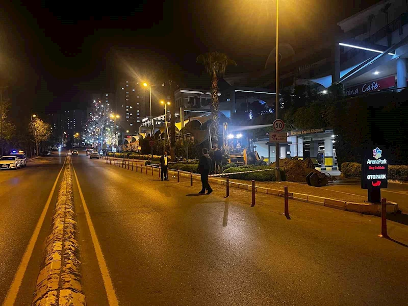 Küçükçekmece’de doğalgaz borusu kırıldı, AVM’dekiler panikle kaçtı
