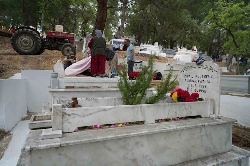 Kazdağları eteklerindeki mezarlıkta 600 yıllık Hıdırellez geleneği sürdürülüyor
