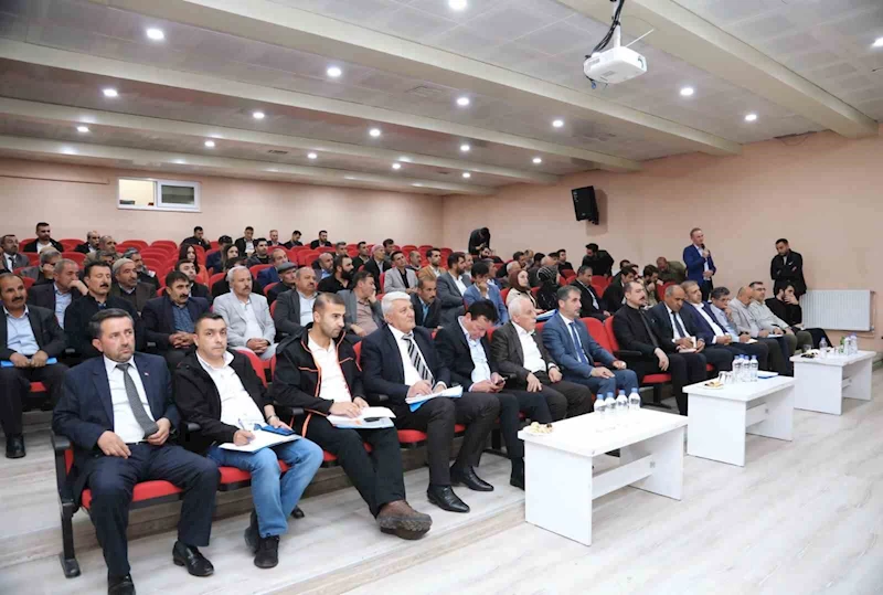 Van Büyükşehir Belediyesi, Çatak ve Bahçesaray’da mahalle muhtarları ile buluştu
