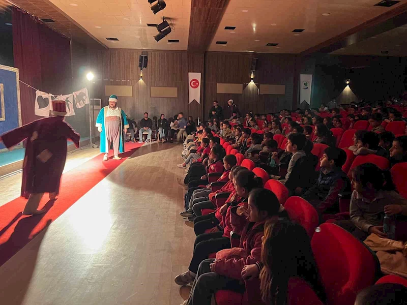 Gürpınarlı çocuklar ilk defa tiyatroyla buluştu
