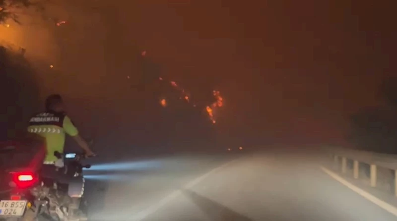 Alev kapanından kaçış anı kamerada... Jandarma ve basın mensupları yangında mahsur kaldı
