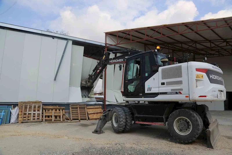Nilüfer’de kaçak 2 iş yeri yıkıldı
